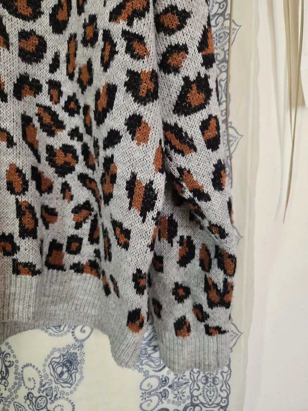 4/$15 Animal Print Y2k Signature Studio Gray Leopard Print Fuzzy Sweater XL